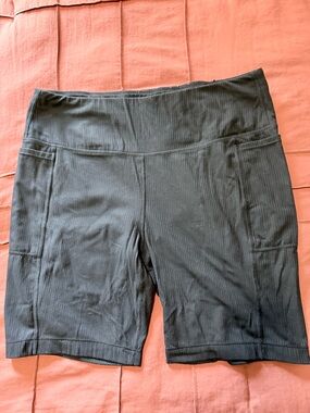 Mondetta Black Ribbed High-Rise Bike Shorts with Side Pockets